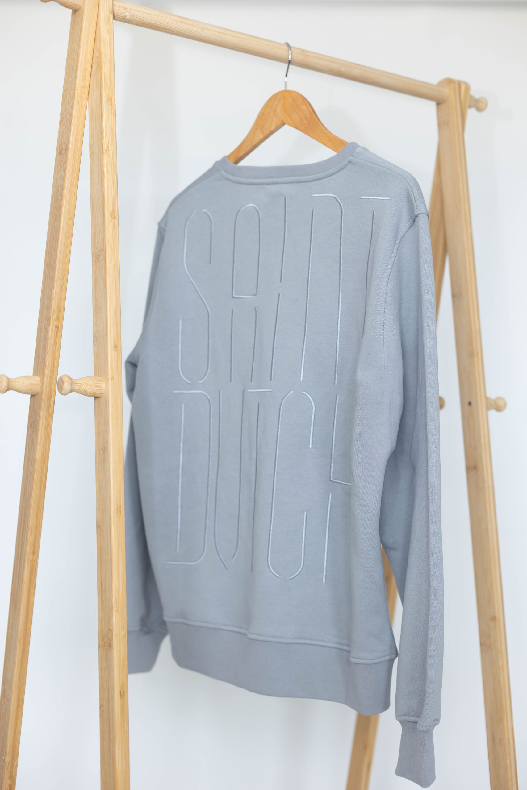 AION editie sweater in lichtgrijs - Saint Dutch