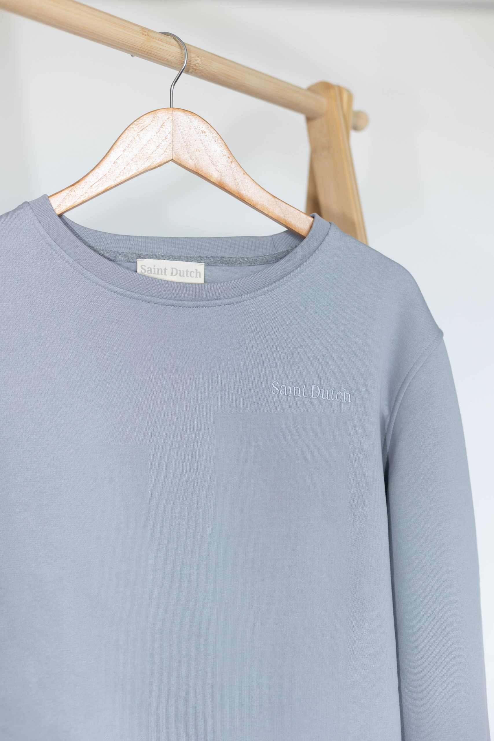 AION sweater detail: biologisch katoen met ton-sur-ton borduur