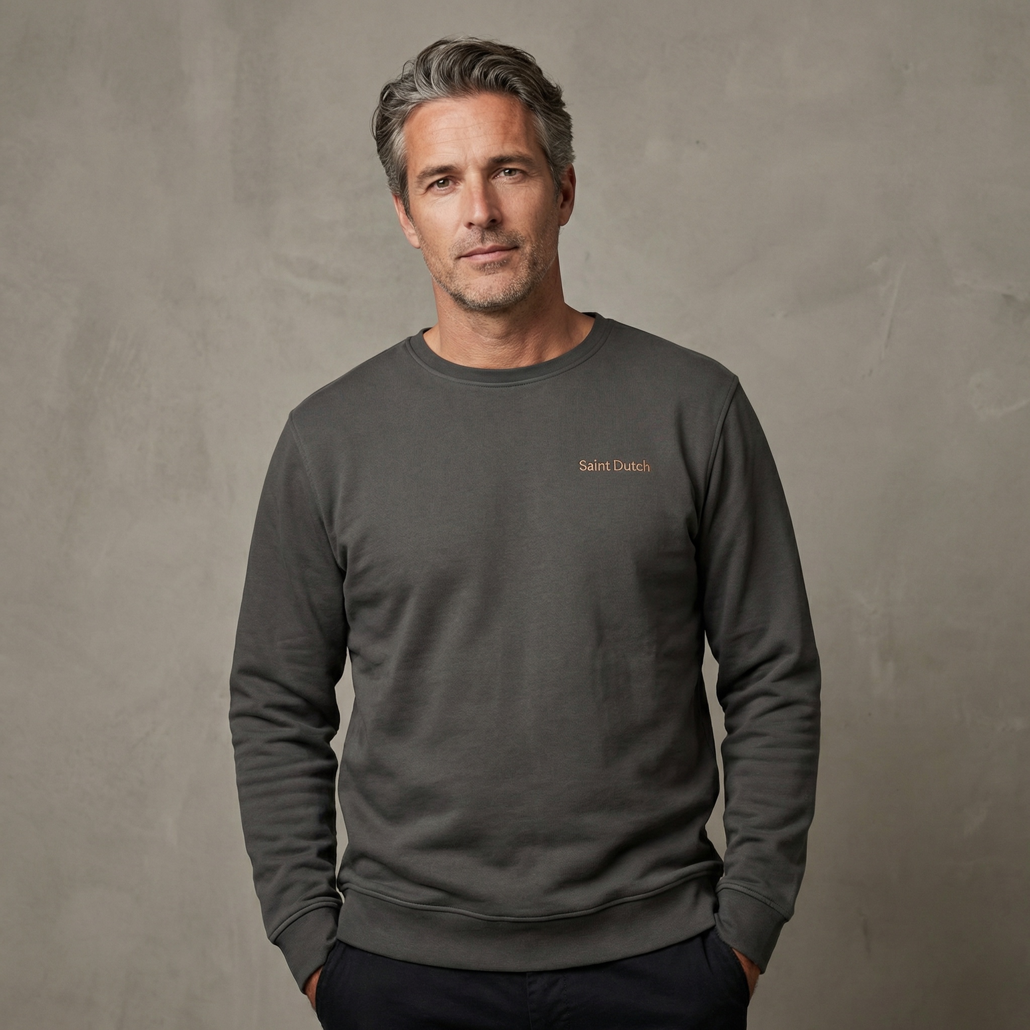 EREBOS sweater detail: biologisch katoen met gouden borduurwerk